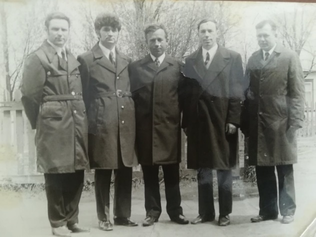 (Справа налево)
            Наприенко В.Я., ДудюкН.К., 
            Московенко И.А.,
            Кузьмич Ф.Ф., Косачук И.В.